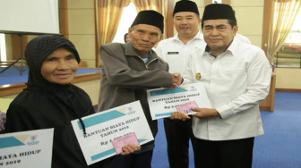 Wako AJB Serahkan Bantuan dari Zakat PNS