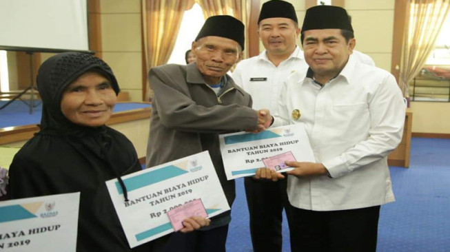 Wako AJB Serahkan Bantuan dari Zakat PNS