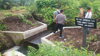 ﻿Pembangunan Sekat Kanal di Desa Seponjen Ditinjau BRG dan Media