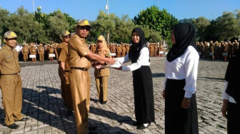 Sekda Munasri Serahkan SK CPNS Tenaga PTT