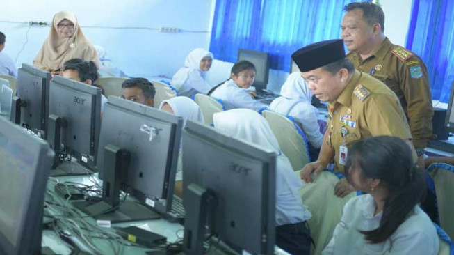 Al Haris Pantau UNBK di Dua SMP dan MTs