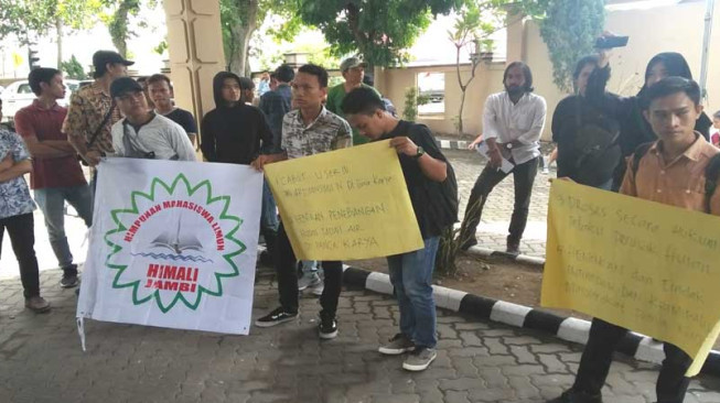 Izin Pengelolaan Dicabut, Penebangan Hutan Masih Marak