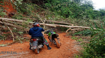Akibat Hujan Deras, Jalan Antar Kecamatan Tertimbun Longsor