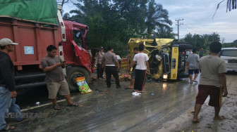 Truk Tronton Vs Colt Diesel, Satu Orang Tewas Terjepit