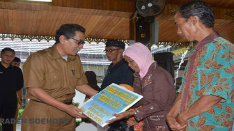 Ratusan Warga di Batanghari Terima Dana Bansos
