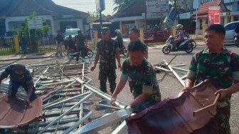 Kodim 0416/Bute Peduli, Membersihkan Puing-puing Kantor Pos yang Hancur