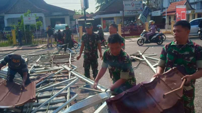 Kodim 0416/Bute Peduli, Membersihkan Puing-puing Kantor Pos yang Hancur