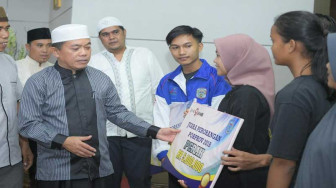 Al Haris Serahkan Bonus Atlit Porprov 2018