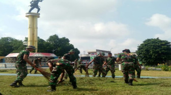 Peduli Terhadap Jasa  Pahlawan, Prajurit Korem 042/Gapu Gelar Kegiatan Bersih-Bersih Tugu Juang Jambi