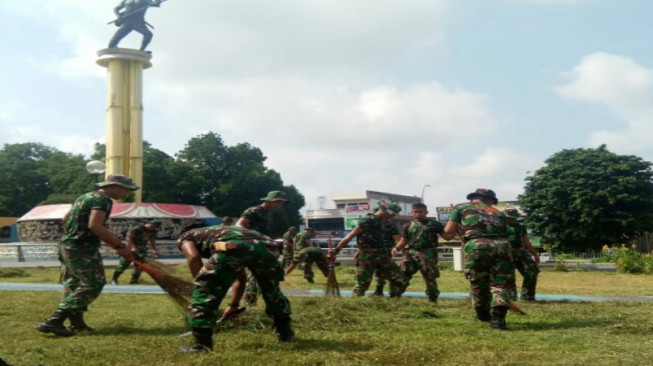 Peduli Terhadap Jasa  Pahlawan, Prajurit Korem 042/Gapu Gelar Kegiatan Bersih-Bersih Tugu Juang Jambi