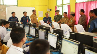Sekda Munasri Pantau Pelaksanaan UNBK