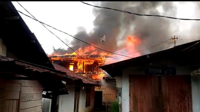 Korsleting Listrik Lima Unit Rumah di Pucuk Ludes Terbakar