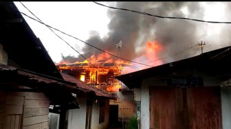 Korsleting Listrik Lima Unit Rumah di Pucuk Ludes Terbakar