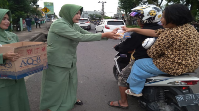 Istri-istri TNI Bagikan Ratusan Takjil Gratis