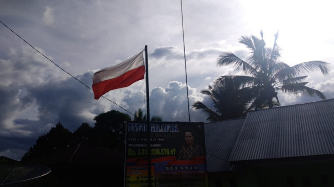 Wahh!!! Ada Bendera Terbalik Berkibar Di Kantor Desa Peraduan Temeras