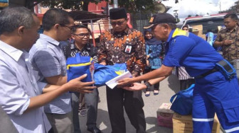 Sekda Munasri Serahkan Bantuan Korban Kebakaran
