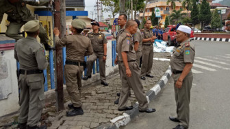 Sat Pol PP Turunkan Baliho yang Sudah Kadaluarsa