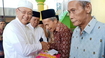 Bupati Sarolangun Cek Endra Santuni Kaum Dhuafa dan Anak Yatim