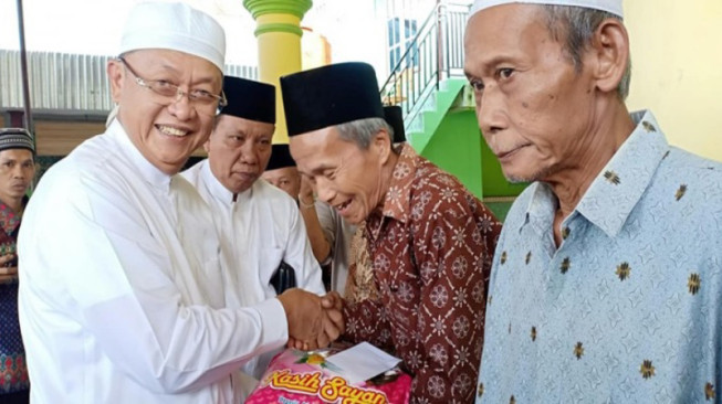 Bupati Sarolangun Cek Endra Santuni Kaum Dhuafa dan Anak Yatim