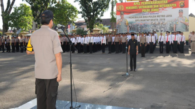 Kapolda Beri Penghargaan Kepada Ketua DPRD Batanghari