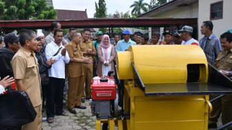 Pemkab Batanghari Serahkan 50 Mesin Pertanian