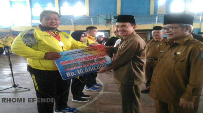 Adirozal Serahkan Bonus Atlet Peraih Medali