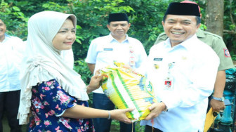 Bupati Merangin Santuni Keluarga Kades Pelengki
