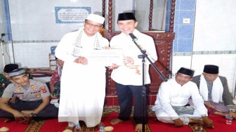 Bupati Serahkan Bantuan Karpet Sejadah di Desa Ladeh