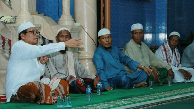 Gubernur Sholat Tarawih Bersama Masyarakat Dusun Babeko