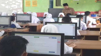 Bupati Adirozal Pantau Ujian Nasional SD dan SMP