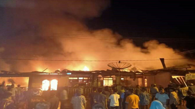 Diduga Korsleting Listrik, Rumah dan Ruko Ludes Terbakar