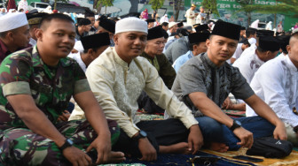 Ribuan Orang Salat Ied di Korem 042 Gapu