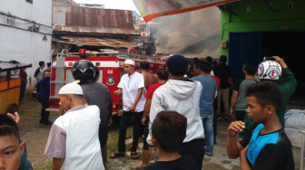 Breaking News!!! Api Membara di Bangko, 4 Unit Rumah Hangus Terbakar
