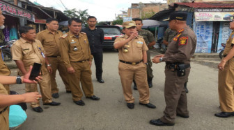 Pedagang Pasar Baru Turun ke Jalan