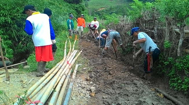 Pasca Banjir Bandang Warga Alami Krisis Air Bersih