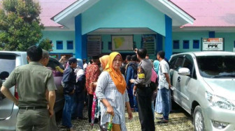 Ratusan Masyarakat Pinggir Air Gerunduk Kantor Camat Kumun Debai