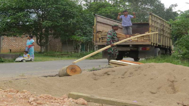 Sertu Bambang : Warga Apresiasi TMMD 105 di Desa Ladang Peris