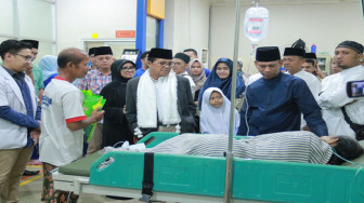 Malam Takbiran, Gubernur dan Istri Bagi-bagi Bingkisan di RSUD Raden Mattaher