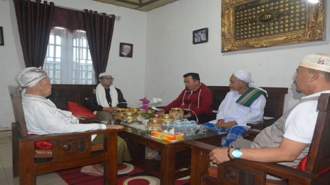 Fachrori Umar Silaturahmi ke K.H.Abdul Aziz