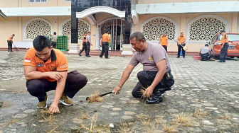 HUT Bayangkara, Polres Merangin Bersih-Bersih Sarana Ibadah