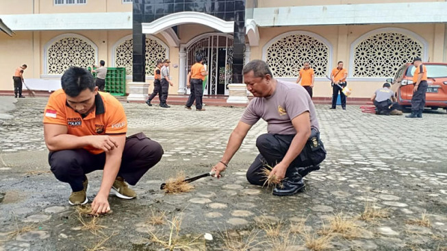 HUT Bayangkara, Polres Merangin Bersih-Bersih Sarana Ibadah