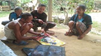 Satgas TMMD Bantu Petani Buat Sendok Sadap Karet