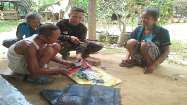 Satgas TMMD Bantu Petani Buat Sendok Sadap Karet