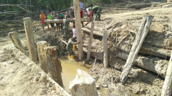Satgas TMMD dan Warga Ladang Peris Siapkan Material Pembangunan Dua Jembatan