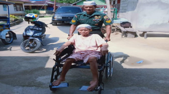 Nenek Opet Lumpuh 30 Tahun, Serma Jefrimmanedi Sisihkan Gaji Beli Kursi Roda