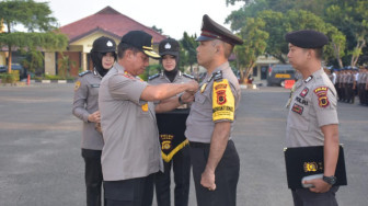 Kapolda Jambi Berikan Penghargaan Kepada Bhabinkamtibmas Terbaik