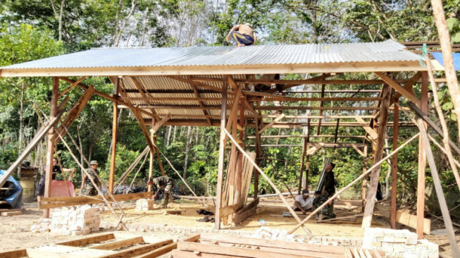 Hari Ini Rumah Sriyono Dipasang Atap dan Konsen