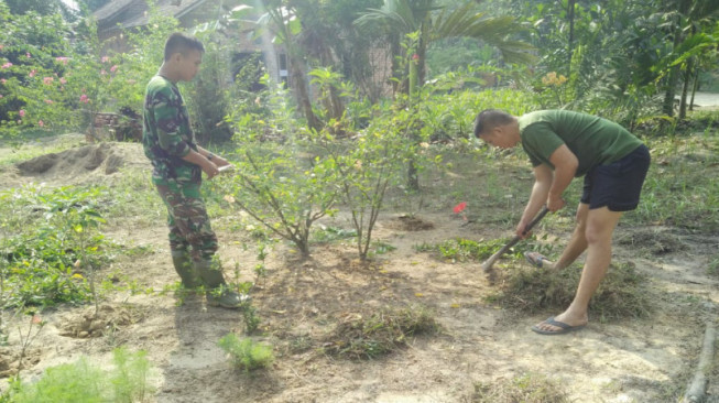 Satgas TMMD Bantu Bersihkan Pekarangan Rumah Warga