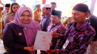 Bupati Muarojambi Serahkan 300 Sertifikat Tanah Program PTSL