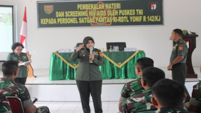 Tim Kesehatan TNI Bekali Satgas Pamtas Yonif Raider 142/KJ